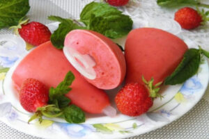 Клубничное мороженое из йогурта